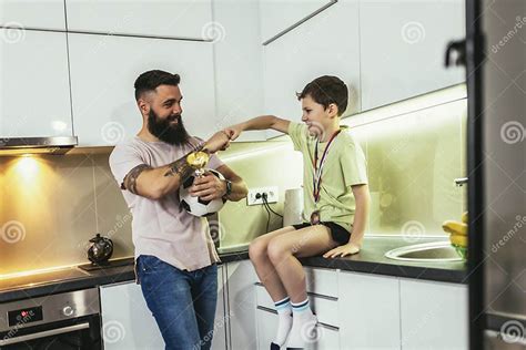 Orgulloso Padre Se Siente Tan Emocionado De Ver A Su Hijo Medalla Y