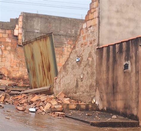 Chuva forte causa estragos em vários bairros de Presidente Olegário