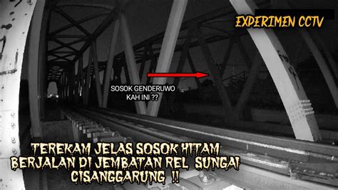 Experimen Cctv Terekam Sosok Hitam Berjalan Di Jembatan Rel Kereta