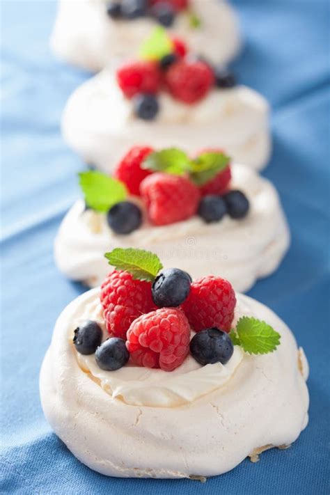 Torta Del Merengue De Pavlova Con Crema Y La Baya Imagen De Archivo