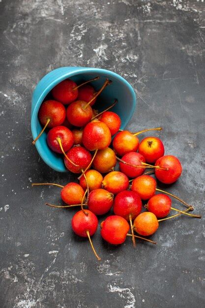 Frutas Frescas De Cereja Vermelha Em Uma Tigela Sobre Fundo Cinza