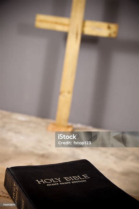 Alkitab Di Bangku Papan Dengan Salib Di Latar Belakang Foto Stok Unduh Gambar Sekarang Istock