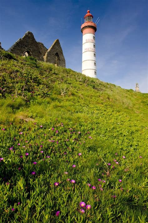 Farol E Ruína Da Ponta Do Mosteiro De Saint Mathieu Britt Foto de Stock