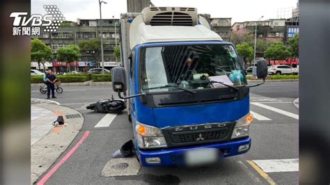 快訊／新莊小貨車擦撞機車 女騎士捲入車底命危搶救中