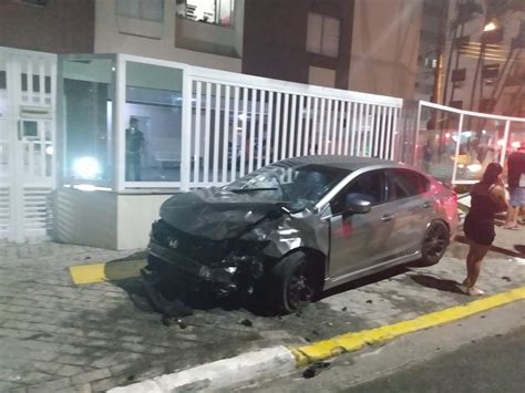 Carro destrói muro de prédio após colisão em alta velocidade em SP