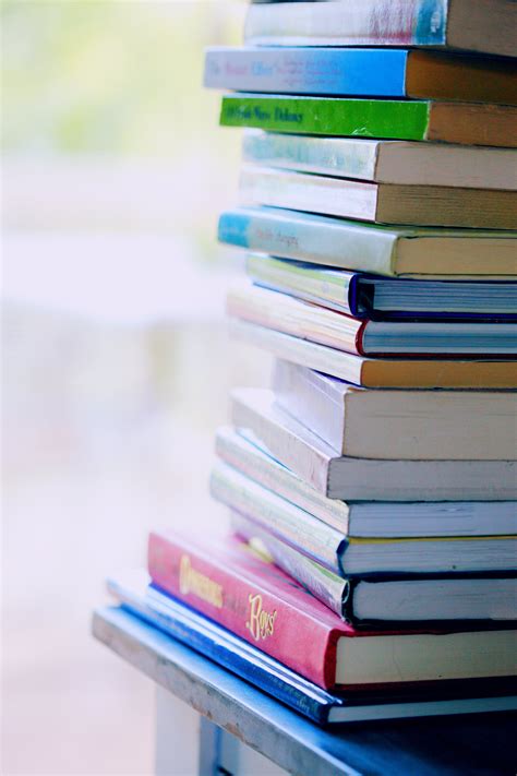 Photo Mise Au Point Sélective Dune Pile De Livres à Titres Variés