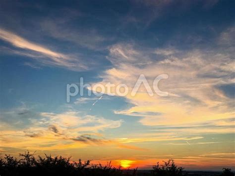 グラデーションが美しい日の出の空 No 22757929写真素材なら写真AC無料フリーダウンロードOK