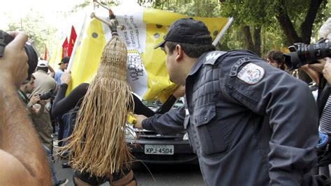 Maracanã Manifestantes protestam contra a privatização do estádio