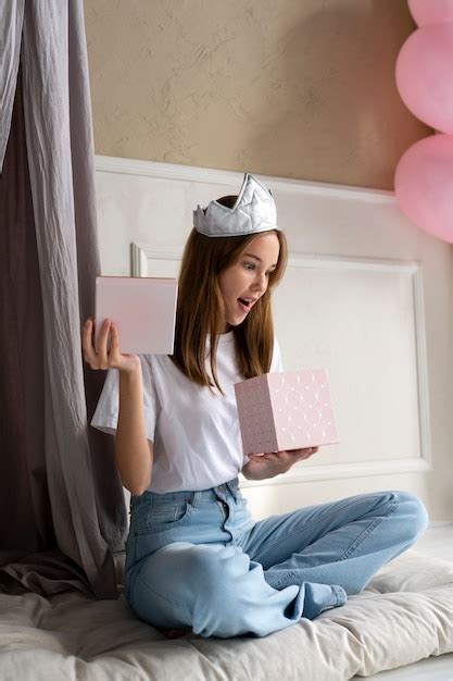 Mujer celebrando su cumpleaños Foto Gratis