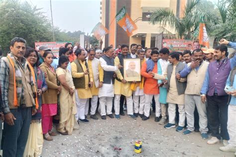 Fireworks In Prayagraj On Bjps Victory In Gujarat Bjp Workers Celebrate At Bjp Office Congress