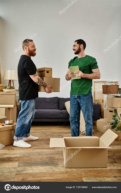 Una Pareja Gay Encuentra Lado Lado Una Habitación Llena Cajas Foto de stock 720139940