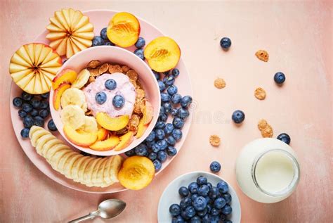 Yogur Griego Del Desayuno De La Baya Sana Del Cuenco Con Los Ar Ndanos