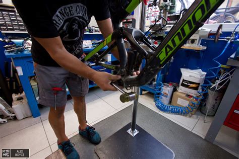 [Tech Corner] How To Service BB30 Bottom Bracket Bearings | MTB-MAG.COM