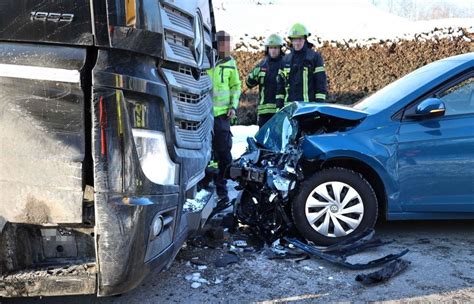 Unfall Bei Waldkraiburg Autofahrer Kracht Frontal Gegen Lastwagen