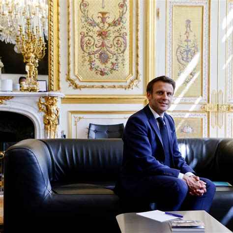 Emmanuel Macron plongée dans les secrets de ses deux bureaux à l Élysée