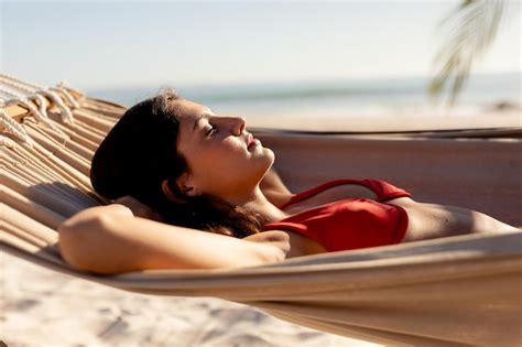 Mujer caucásica disfrutando de su tiempo en la playa con sus amigos en