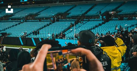 A crowd of people in a stadium photo – Free Photography Image on Unsplash