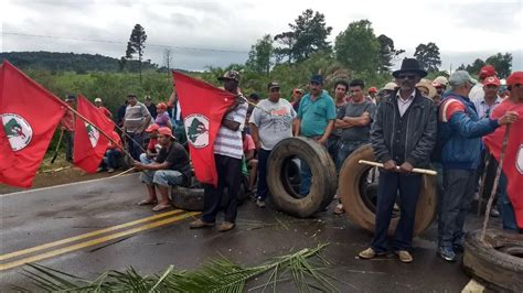 MST bloqueia PR 170 e rende policiais durante manifestação no Paraná