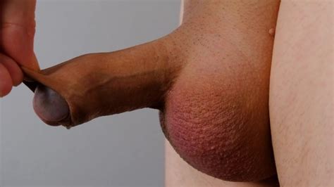 小さな柔らかいノーカットペニスと包皮に非常に近い Pornhub Gay