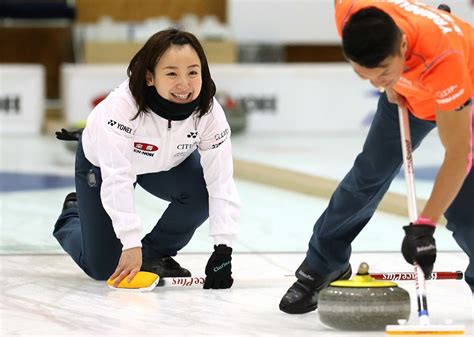 カーリング：藤沢五月・山口剛史組は初戦快勝 写真特集514 毎日新聞