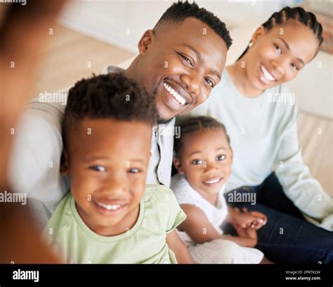 Portrait D Une Jeune Famille Afro Am Ricaine Souriante Assise Et