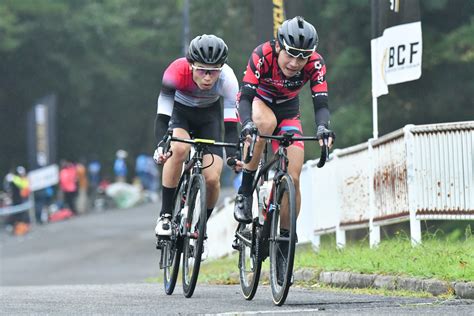 石井祥平（アーティファクトレーシングチーム）と中里仁（rapha Cycling Club）の2人が逃げる展開が続く Cyclowired