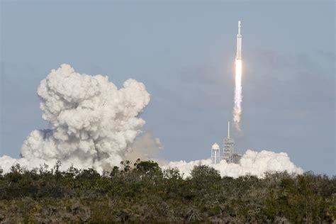 Falcon Heavy, in a Roar of Thunder, Carries SpaceX’s Ambition Into ...