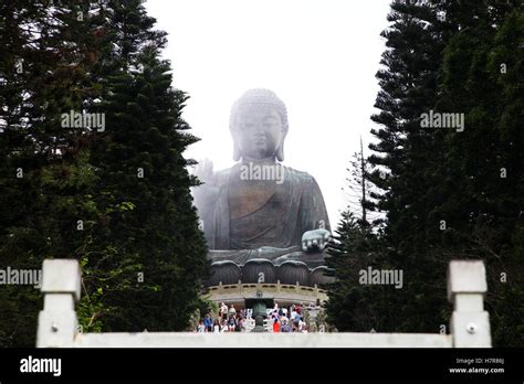 Buda Gigante En La Niebla El Monasterio Po Lin Hong Kong China