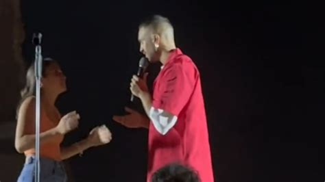 Mahmood Invita Una Fan A Salire Sul Palco E Canta Con Lei