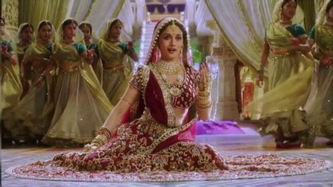 Madhuri Dixit S Iconic Dance In The Kg Lehenga Of Kaahe Chede Chede