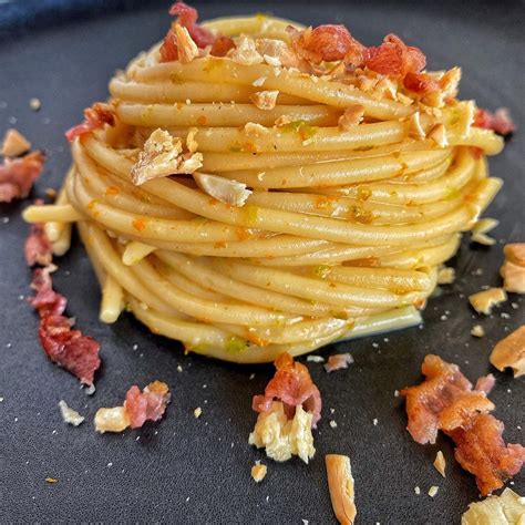 Spaghettone Con Crema Di Fiori Di Zucca Bacon E Mandorle Tostate Al