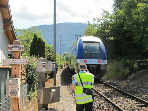 Archamps Haute Savoie Une Femme Se Donne La Mort En Sallongeant Sur