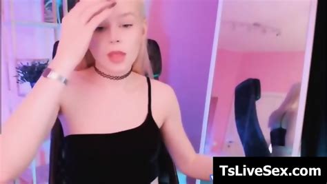 Pretty Tranny Deepthroat Dildo And Play Seductive On Ca