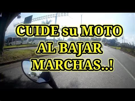 Cómo frenar y bajar cambios moto