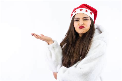 Chica Morena Latina En Navidad Con Un Fondo Blanco Con Un Sombrero De