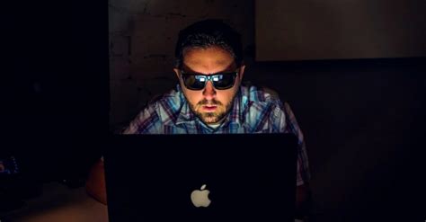 Giả làm nhân viên Apple để đánh cắp ảnh nude hacker bị phạt năm tù