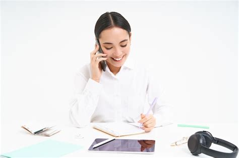 Retrato de uma empresária sorridente conversando seu cliente no