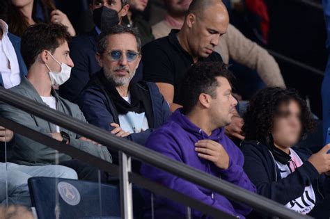 Photo Gad Elmaleh Avec Son Fils No Kev Adams People En Tribunes