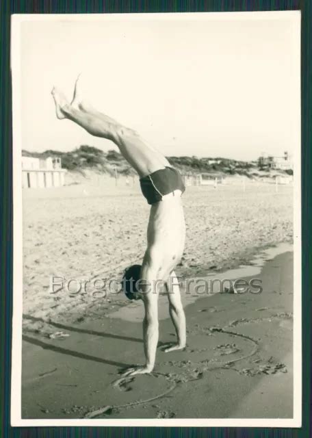 FOTO HALB NACKTE Mann Handstand Dreieck MUSCULAR SWIMSUIT BULGE GAY INT Photo EUR