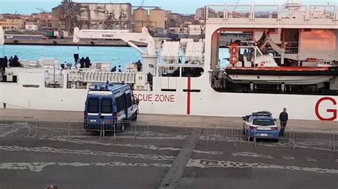 Nave Diciotti Ferma Al Porto Di Catania Migranti Restano A Bordo Youtube