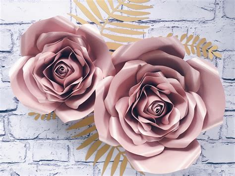 KWIATY Z PAPIERU na ścianę rose gold i nude dekoracje na przyjęcia