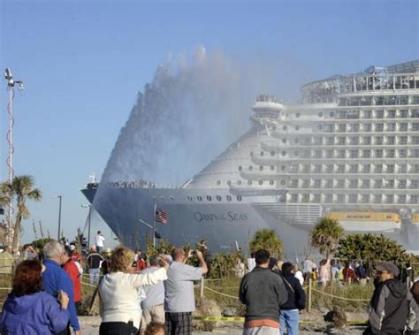 World’s Biggest Cruise Ship Ever (33 pics) - Izismile.com