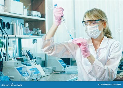 Scienziato Della Donna In Laboratorio Fotografia Stock Immagine Di