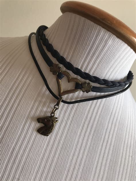 Colar choker em 3 voltas de couro e camurça e pingentes Elo7