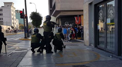 Marcha En Lima Enfrentamientos Entre Manifestantes Y Pnp Deja Un