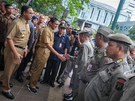 Melihat Lebih Dekat Sepatu Sandiuno Yang Viral Dipakai Wagub Jakarta