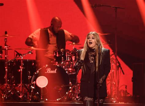 Kelly Clarkson Runs Off Stage After Experiencing Wardrobe Malfunction