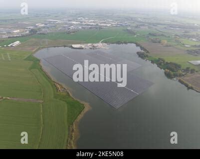 El parque solar flotante más grande de Europa en un lago de extracción