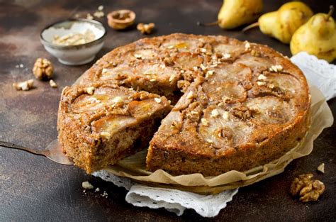 Aromatischer Birnenkuchen mit Schokolade und Walnüssen