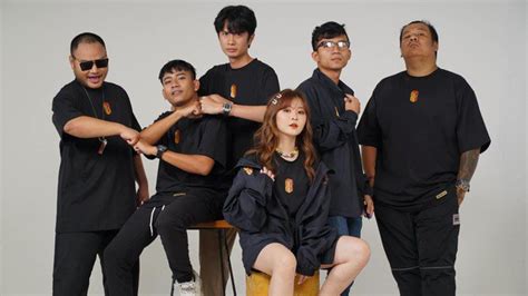 Hot girl FAPtv mặc váy cưới Vinh Râu nói câu bất ngờ